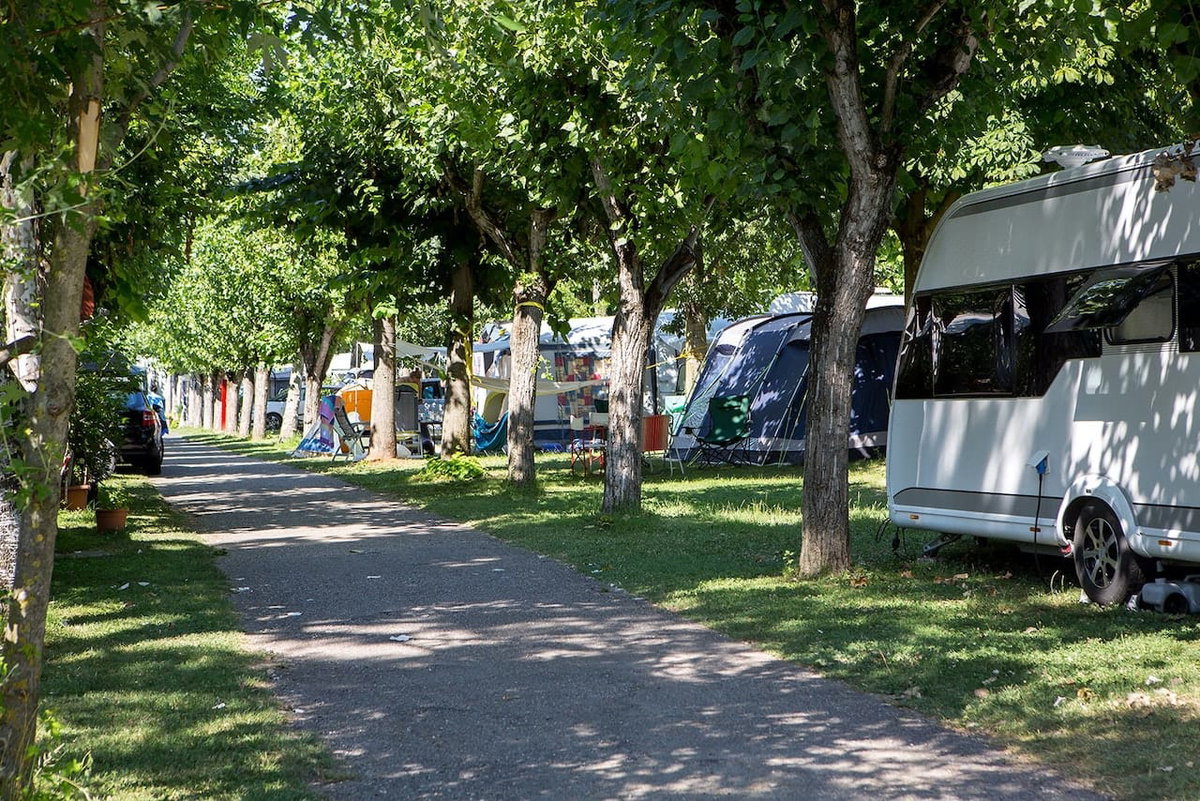 Stellplätze auf dem Camping Fossalta für Camping am Gardasee mit Kind