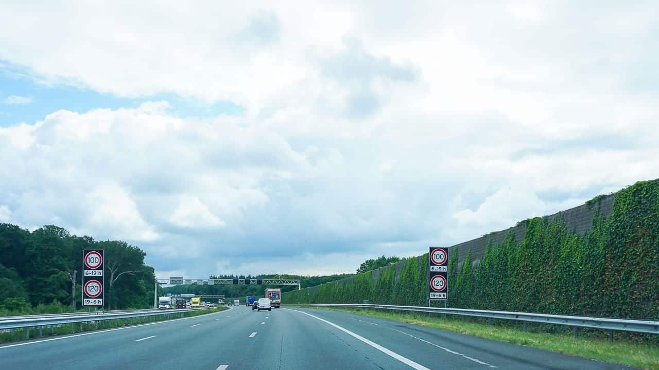 Verkehrsregeln in den Niederlanden: Tempolimit, Warnweste & Besonderheiten für Autofahrer und Camper