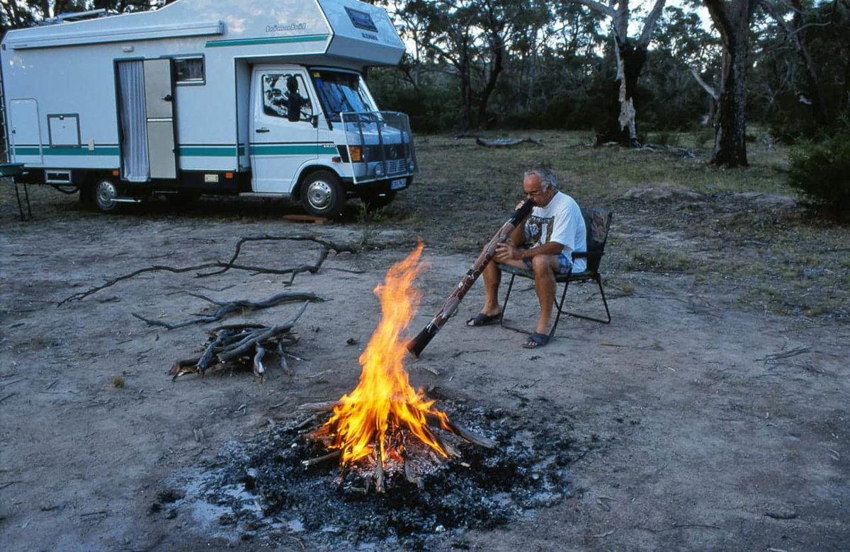 Am Lagerfeuer in Australien auf einer Weltreise mit dem Wohnmobil