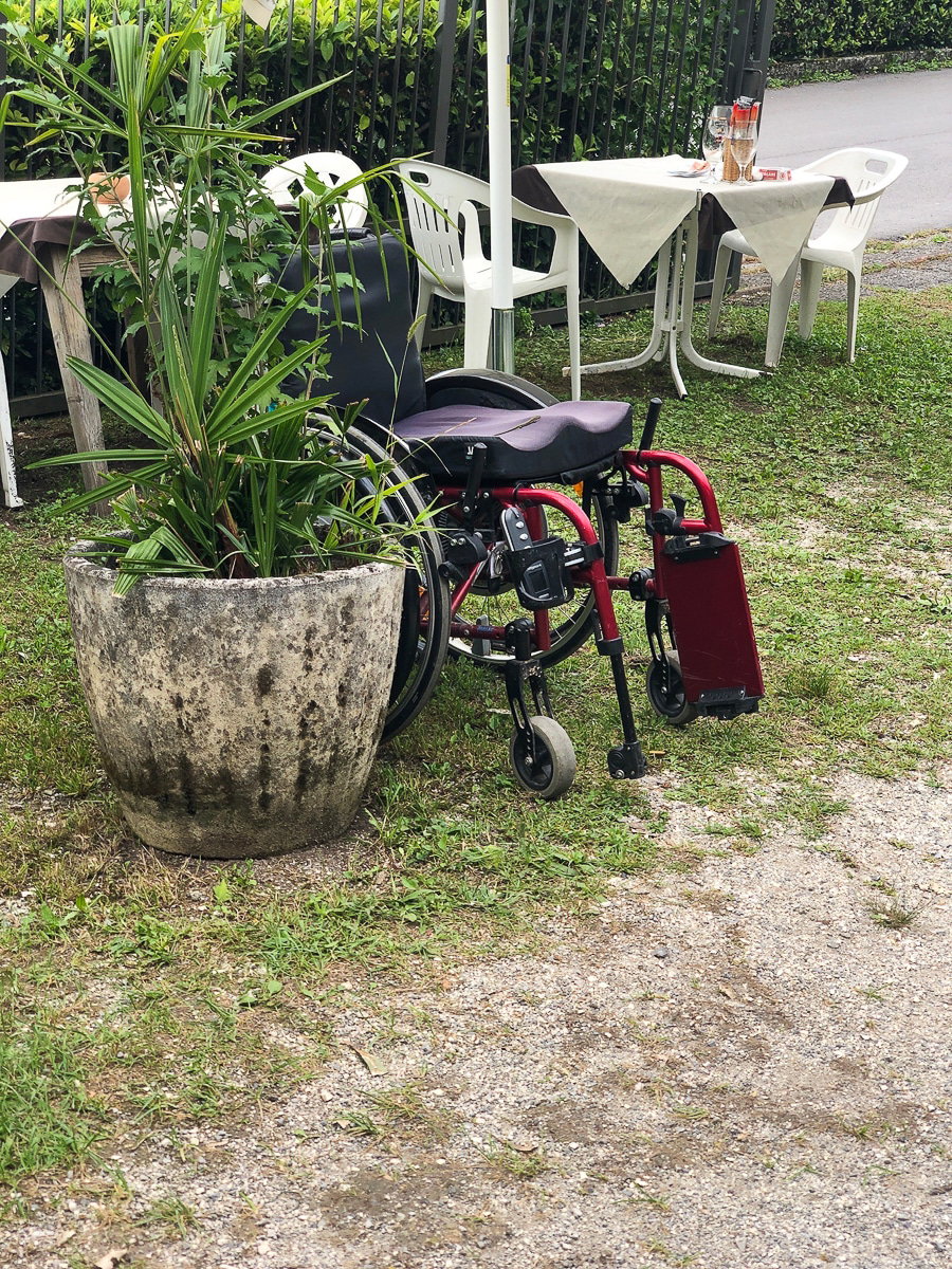 Ein Rollstuhl auf einem barrierefreien Campingplatz