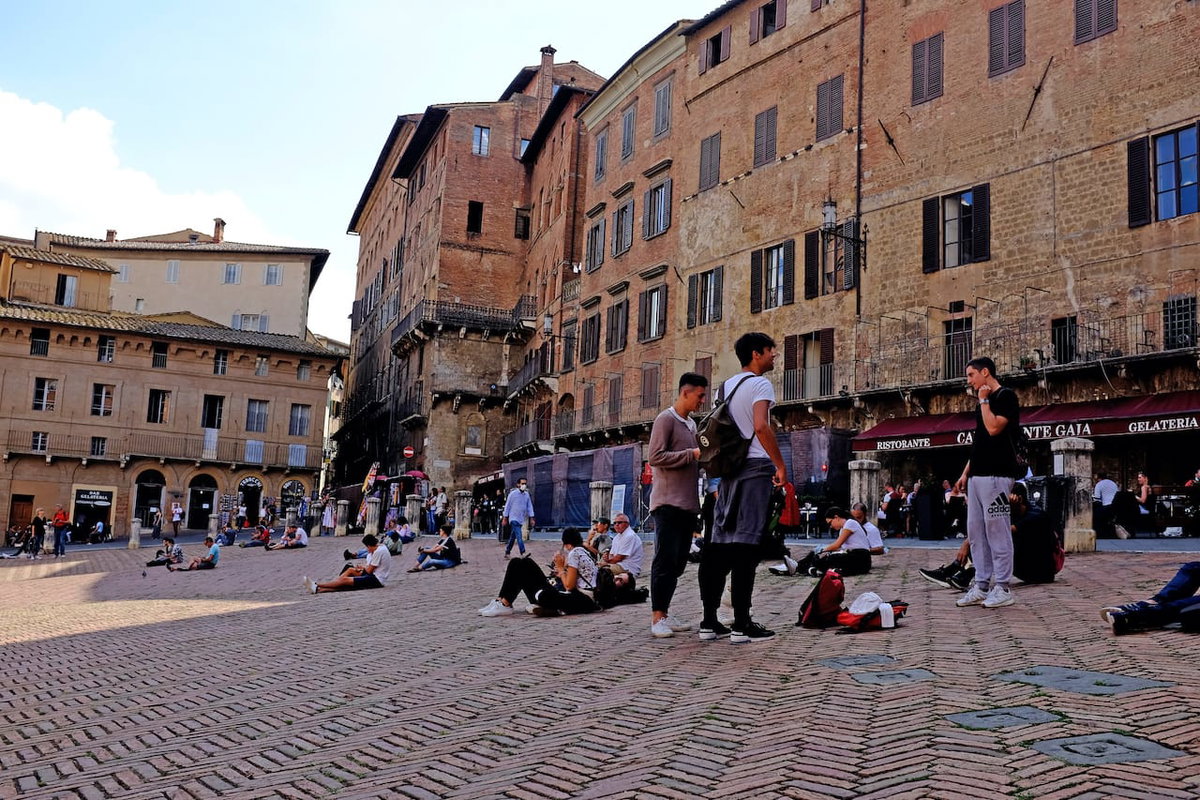 Am Piazza del Campo in Siena während Italienreise