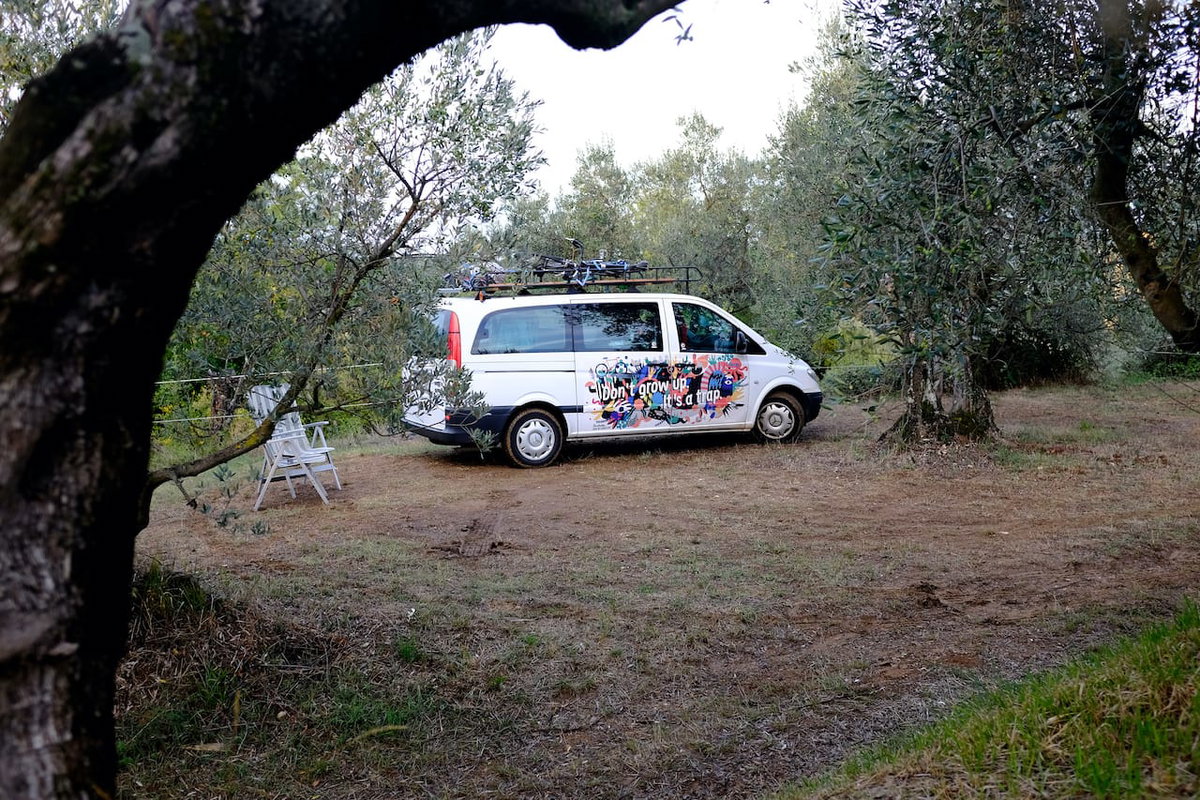 Stellplatz zwischen Olivenbäumen in der Toskana auf einer Italienreise