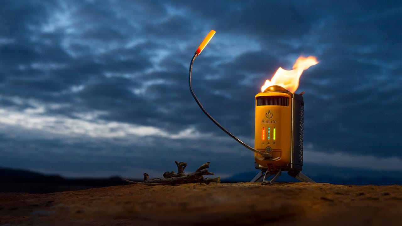 Der BioLite CampStove: Modernes Lagerfeuer – Handy aufladen, statt Hände wärmen