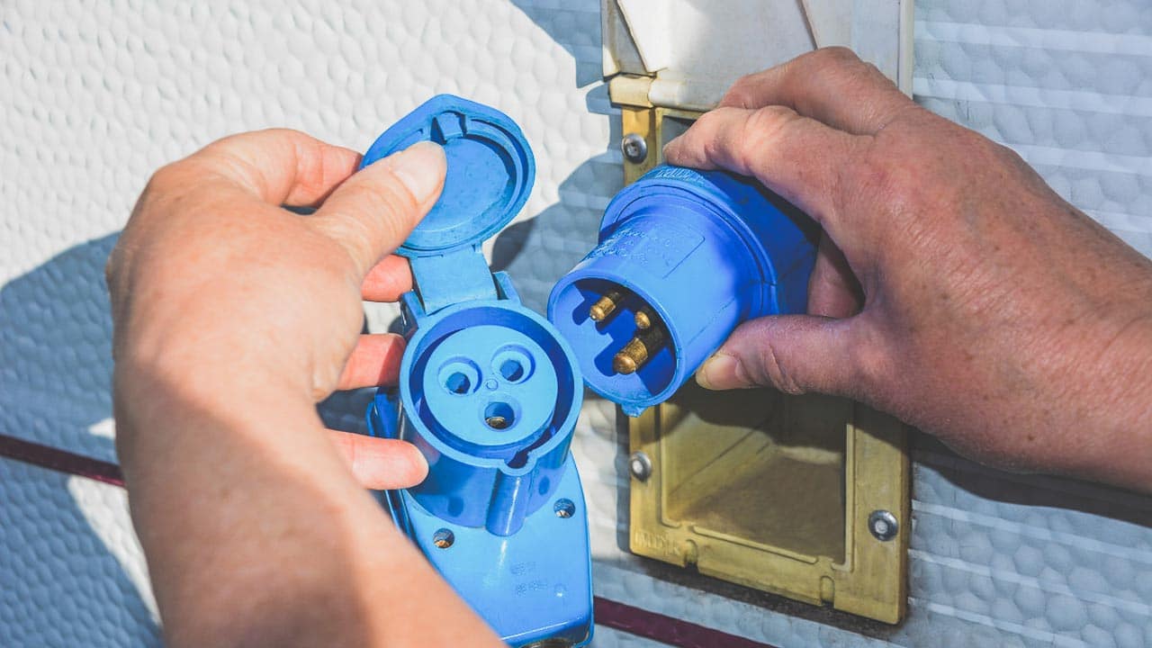 Der CEE-Stecker sorgt für Strom beim Campen