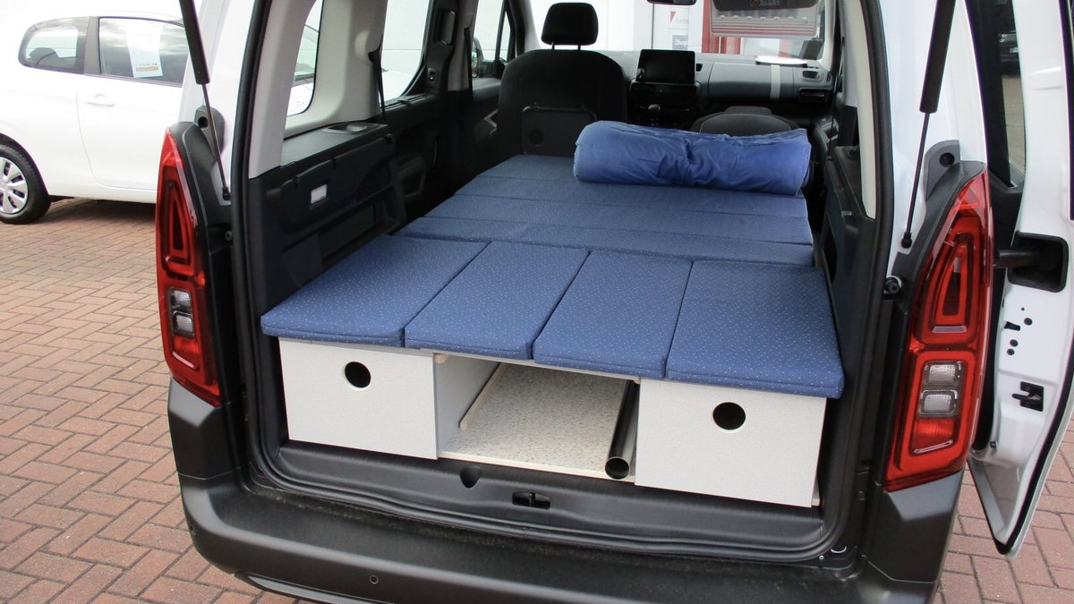 Bett im Mini Camper CTech