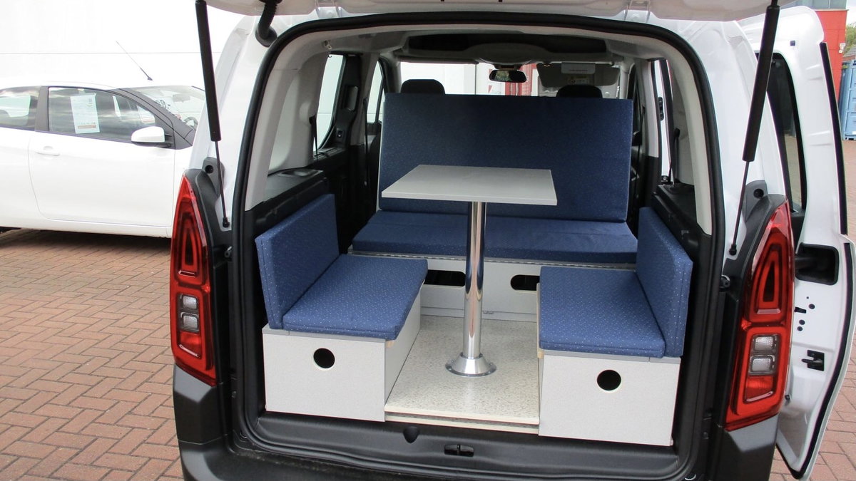 Sitzecke im Mini Camper CTech