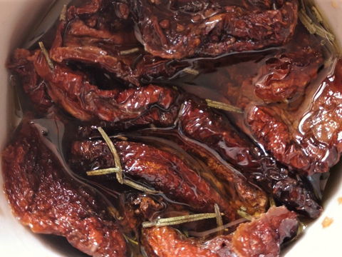 Getrocknete Tomaten aus dem Dörrgerät