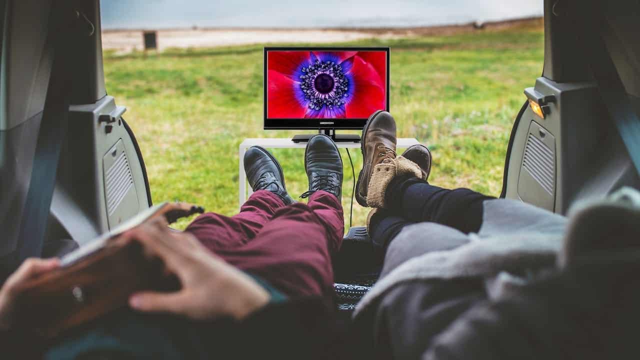 Beim Camping fernsehen: Was du darüber wissen solltest!
