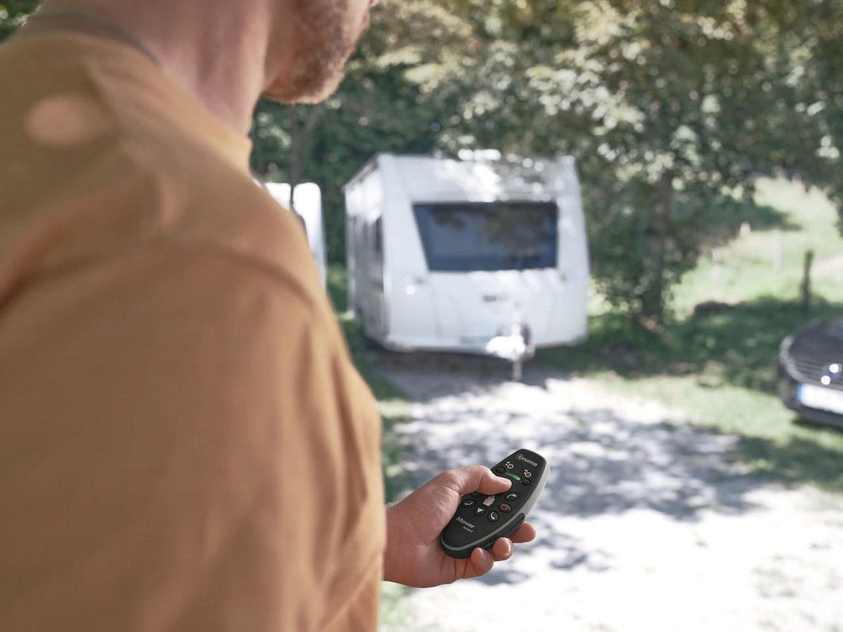 Eine Rangierhilfe (Mover) für den Wohnwagen ist ein komfortables Zubehör für viele Camper:innen.