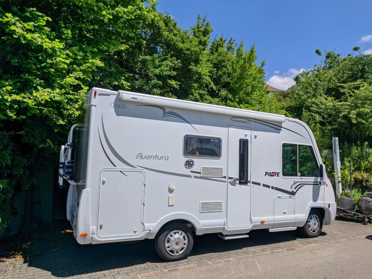 Ein Wohnmobil auf einem Stellplatz von Swiss Hosts