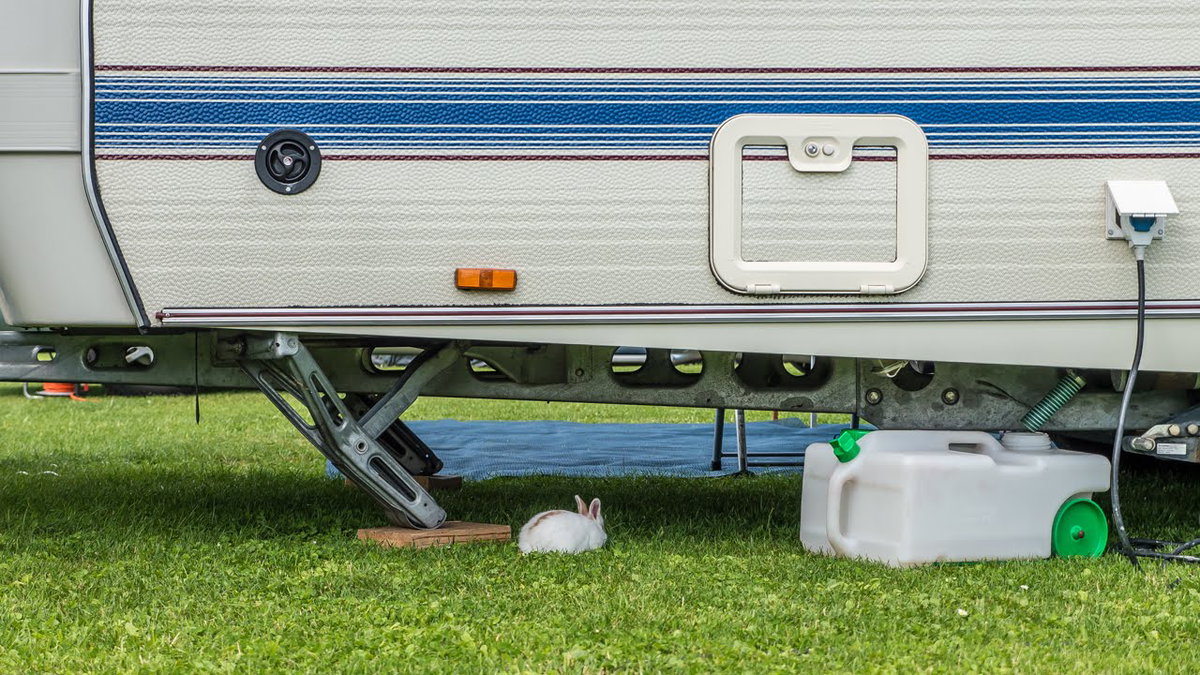 Abwasserkanister am Wassersystem im Wohnwagen