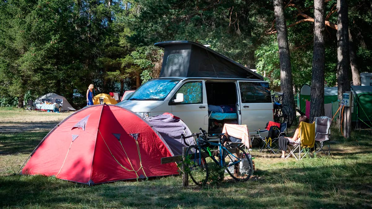 Wintercamping in Europa auf dem Huttopia Camping Bourg Saint Maurice C PiNCAMP
