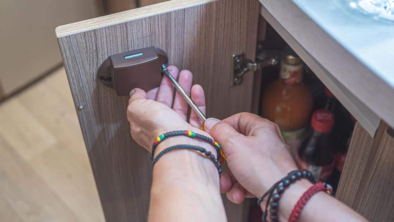 Schlösser, Beschläge und Scharniere im Campingfahrzeug – Formen, Reparatur, Ersatzteile