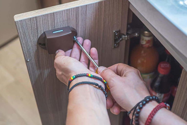 Schlösser, Beschläge und Scharniere im Campingfahrzeug – Formen, Reparatur, Ersatzteile