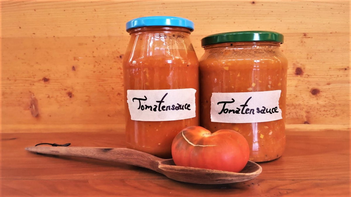 Tomaten durch DIY Einkochen und Einlegen beim Camping