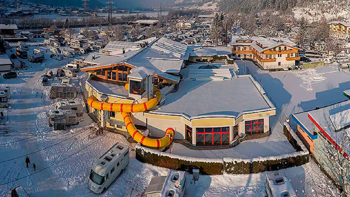 Schnee beim Wintercamping in Europa auf dem Aufenfeld C PiNCAMP