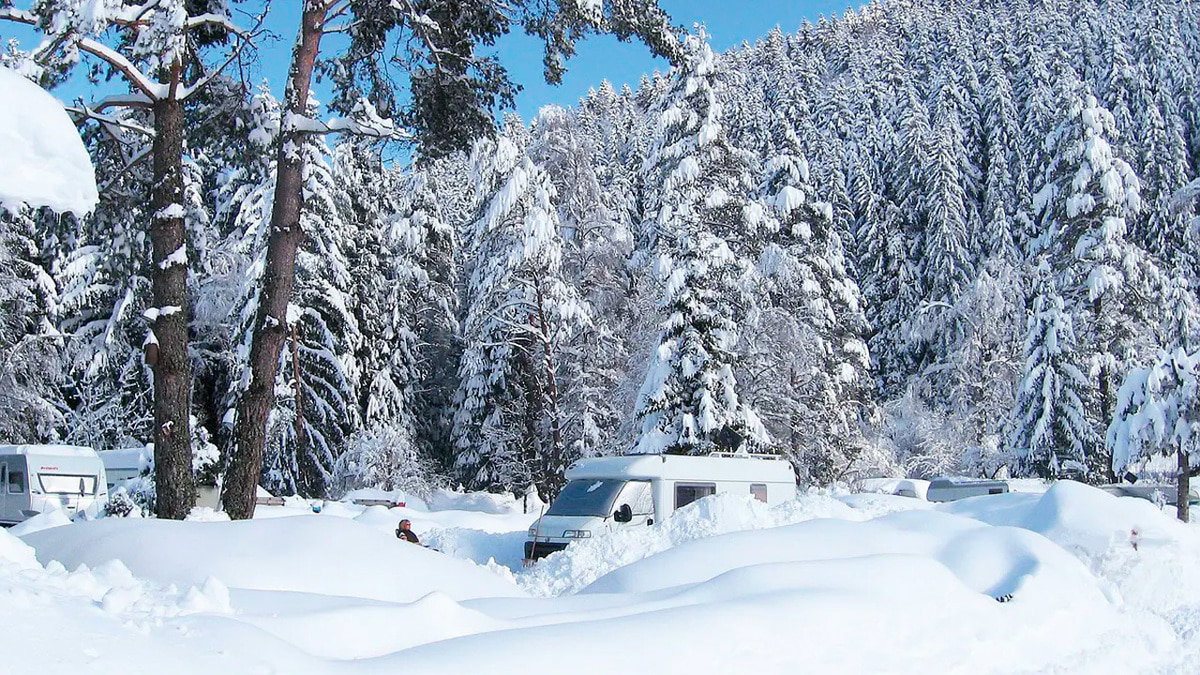 Ein Camper beim Wintercamping in Europa auf dem Bankenhof C PiNCAMP