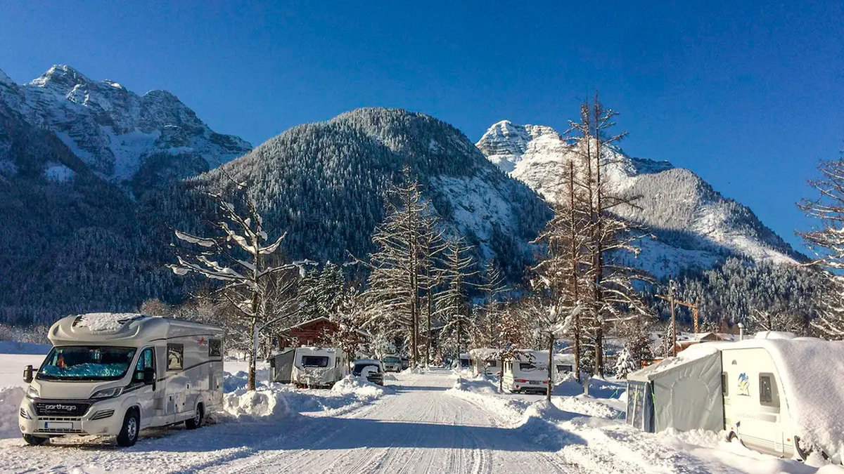 Camper beim Wintercamping in Europa auf dem Grubhof C PiNCAMP
