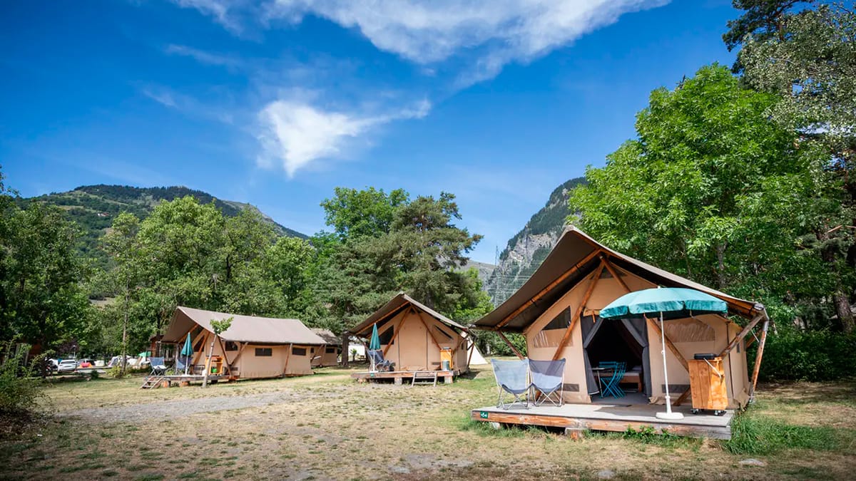 Sonniges Wintercamping in Europa auf dem Huttopia Camping Bourg Saint Maurice C PiNCAMP