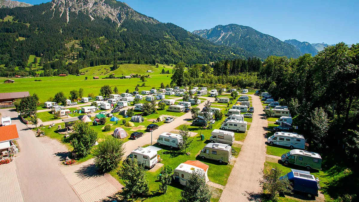 Das Rubi Camp im Sommer ein Platz für Wintercamping in Europa C PiNCAMP