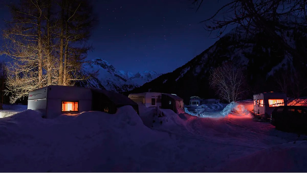 Nachts beim Wintercamping in Europa Camping Morteratsch C PiNCAMP
