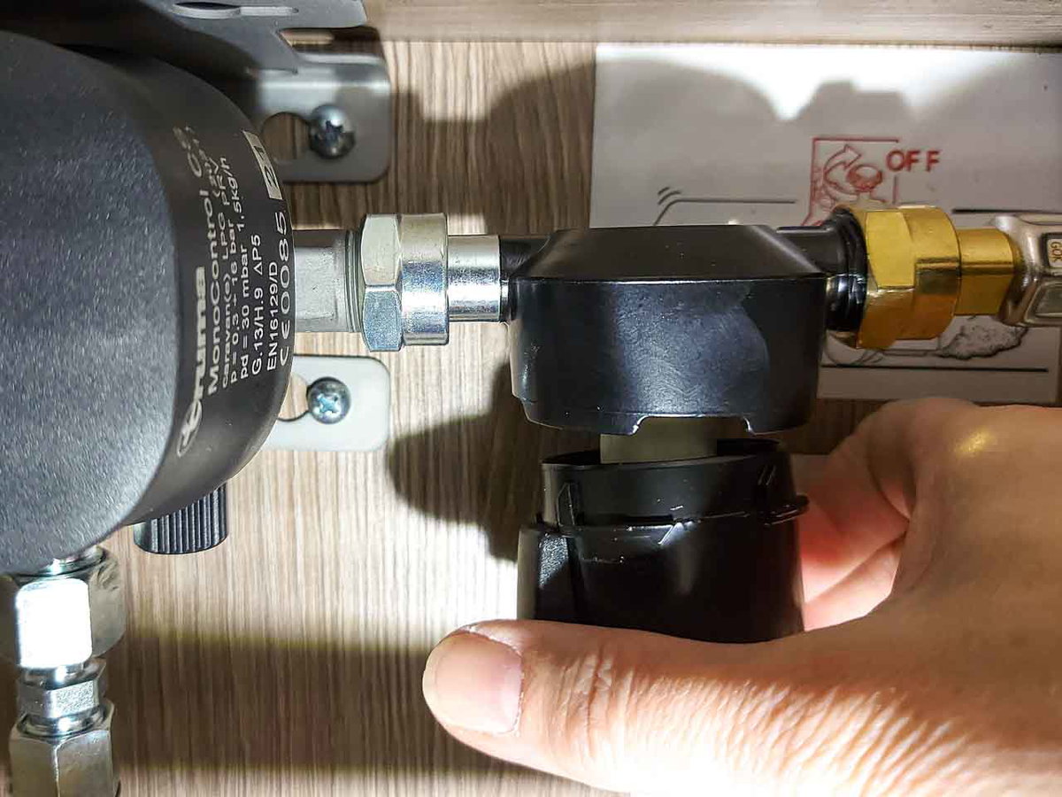 Gasfilter wechseln - Filtertasse abziehen