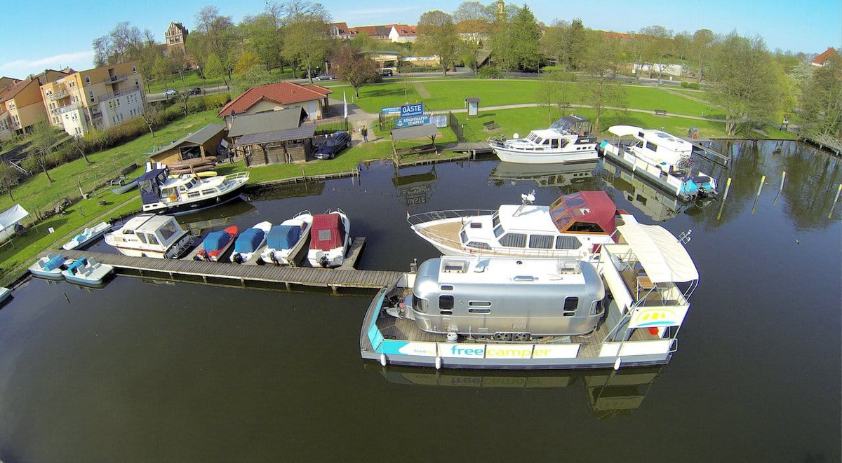 Camping auf dem Wasser im Hafen Freecamper Armin Heun