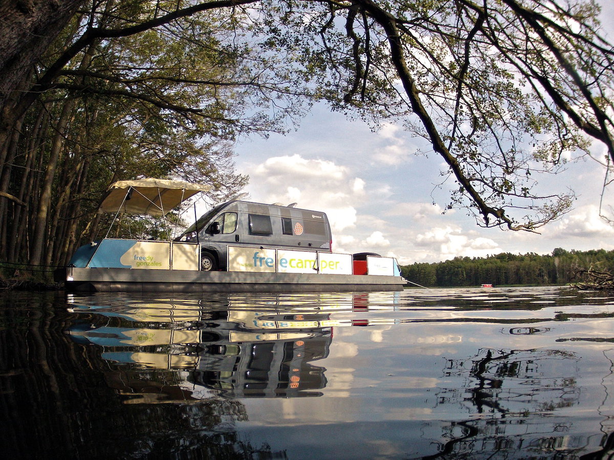 Mit dem Camper beim Camping auf dem Wasser mit freecamper Eric Stelzer
