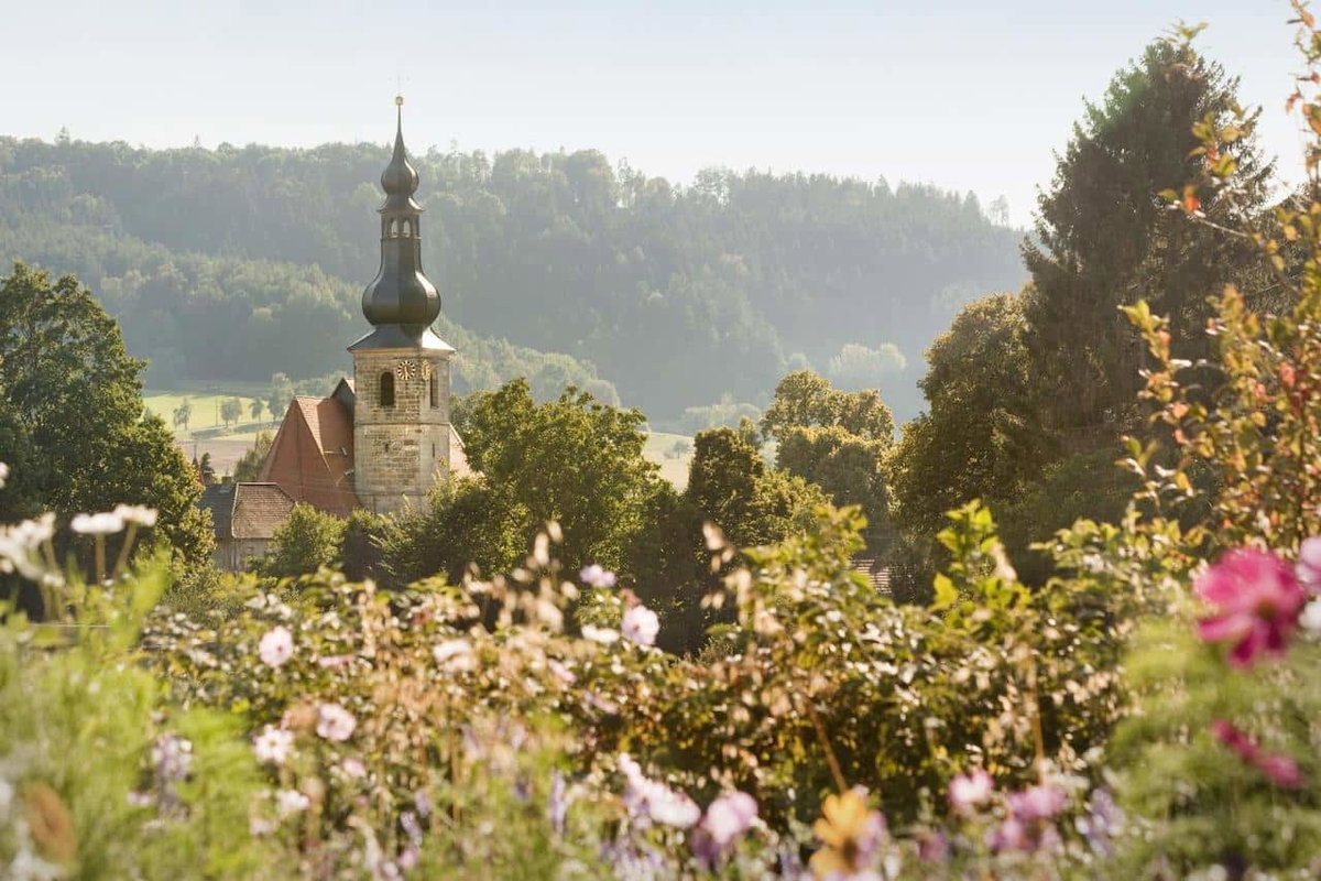 Die Kirche auf einer Campingtour durch Frankenhöhe