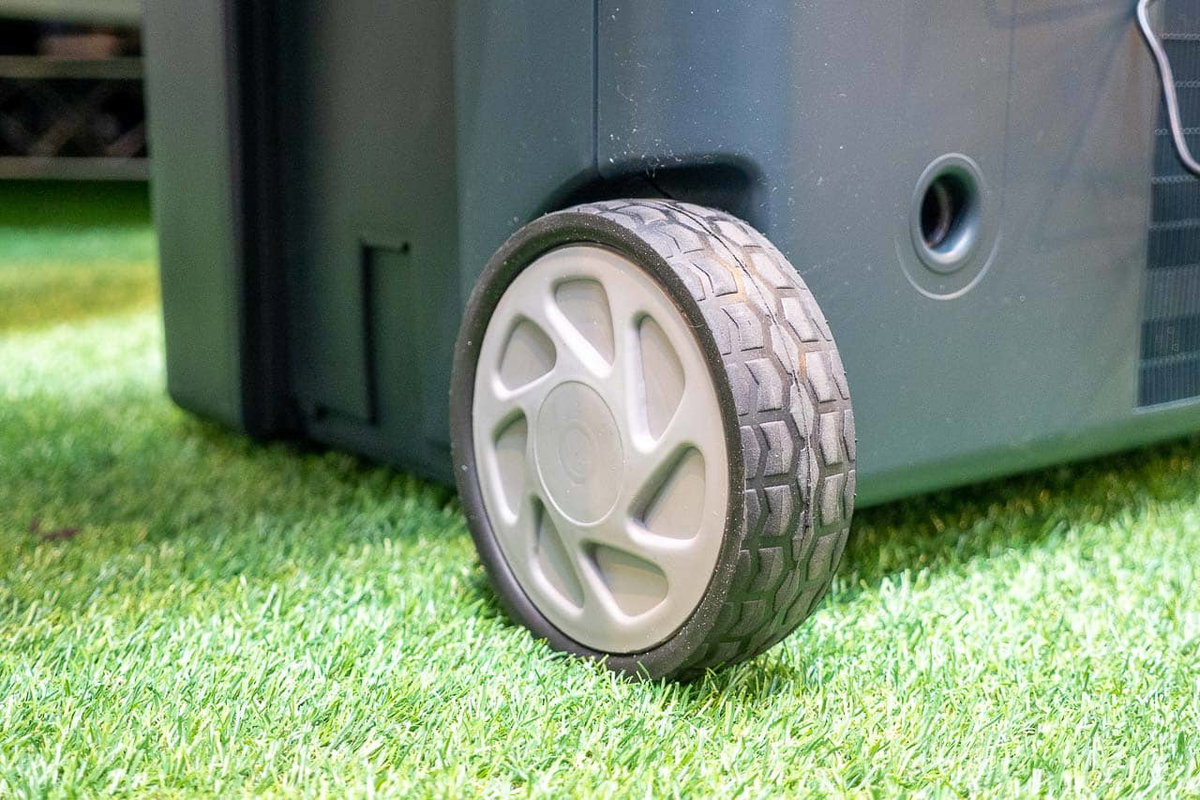 GreenAkku Kompressorkühlbox mit Lithium-Ionen-Akku und praktischen Rollen