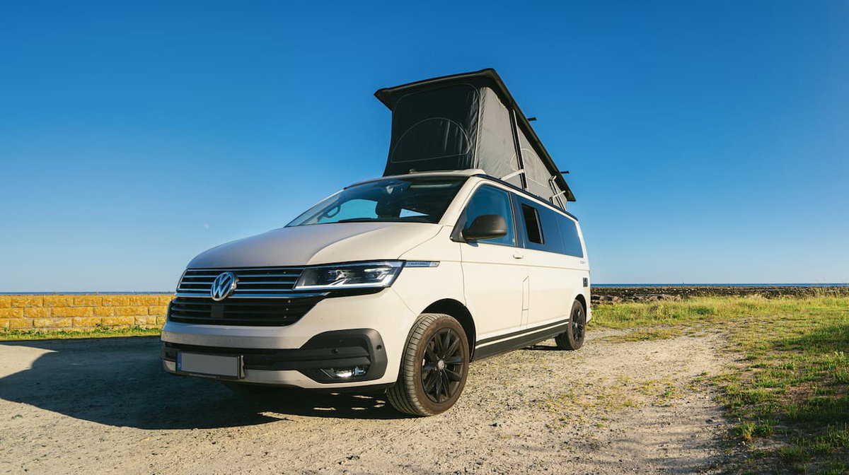 Moderner VW-Bus mit Aufstelldach