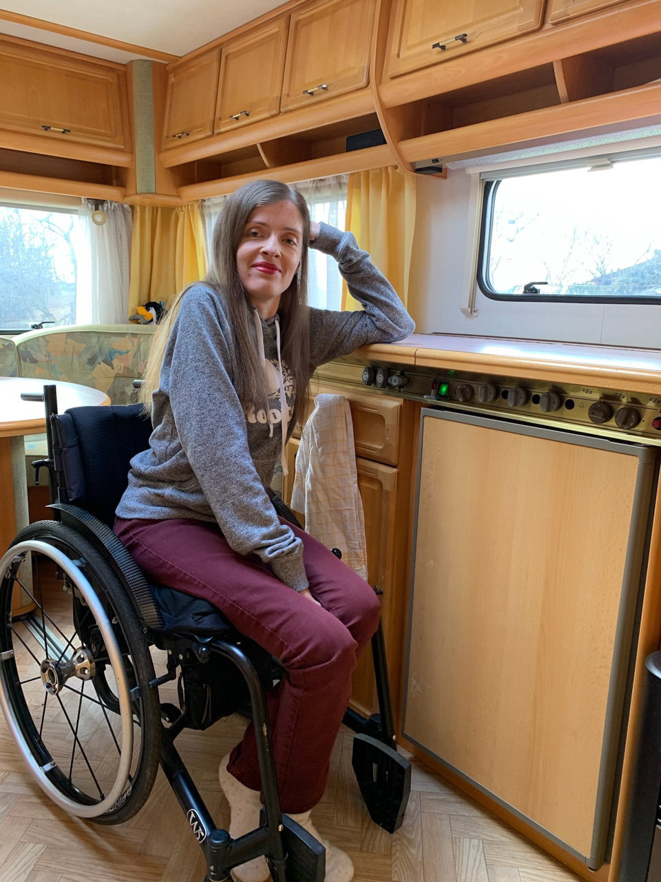 Adina im Wohnwagen