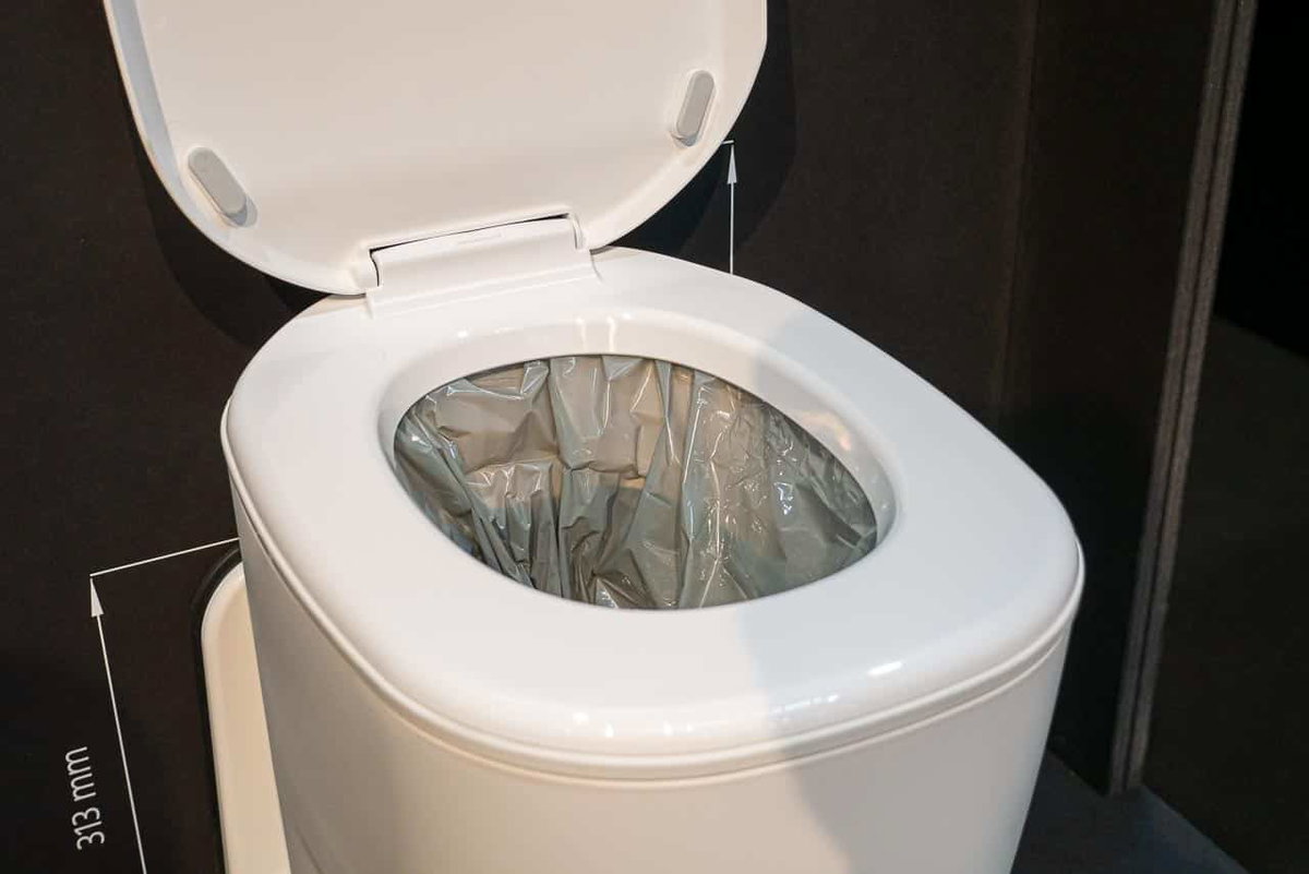 Die Clesana Beutel-Toilette sorgt für mehr Hygiene und ein angenehmeres Entsorgen.