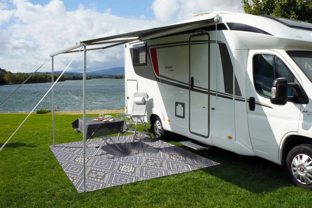 Ein Vorzeltteppich vor einem Wohnmobil am See