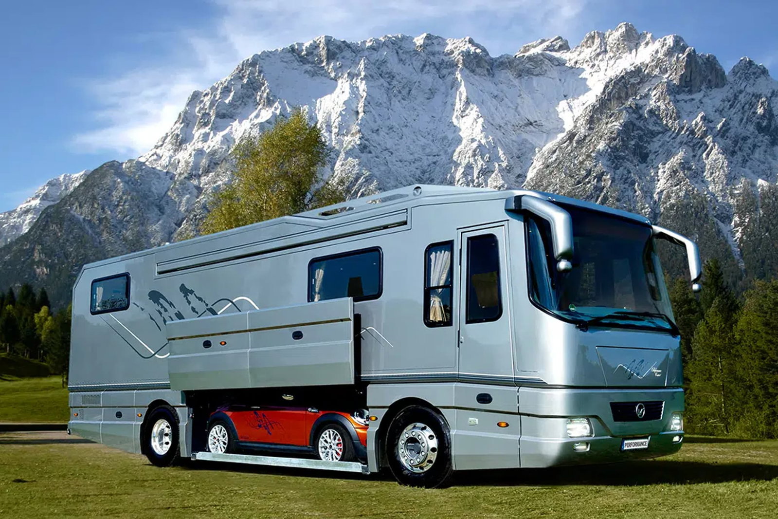 10 Luxus-Wohnmobile zum Staunen - Champagner, Pool und Bling-Bling