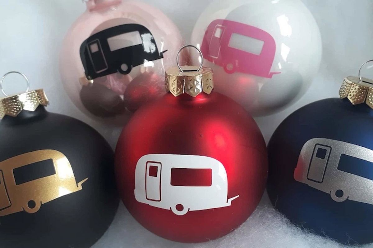 Geschenke für Camper zu Weihnachten wie Weihnachtskugeln mit Wohnwagen von BeasKleinigkeiten
