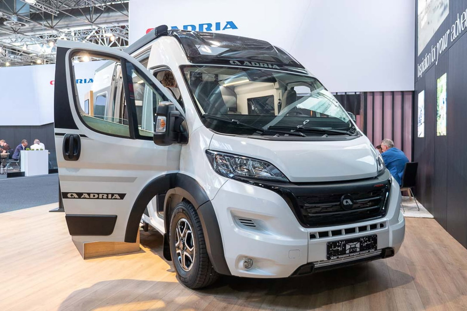Adria TWIN 600 (2023): innovativer Campervan mit elektrischem Hubbett und Panoramadach