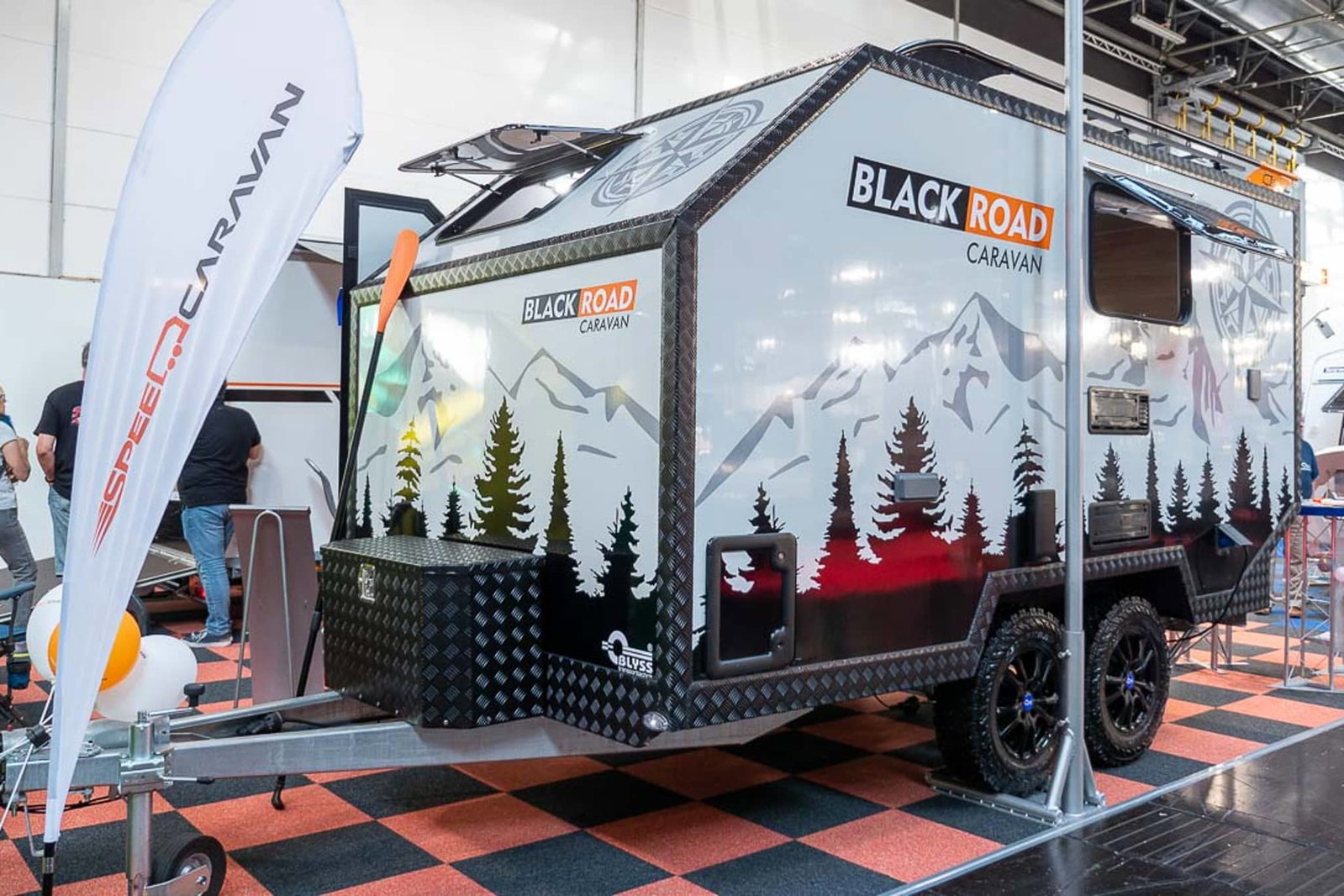 Wohnwagen-Neuheiten 2023: Blyss Speedcaravan Black Road - funktionaler Wohnanhänger in kompakten Maßen