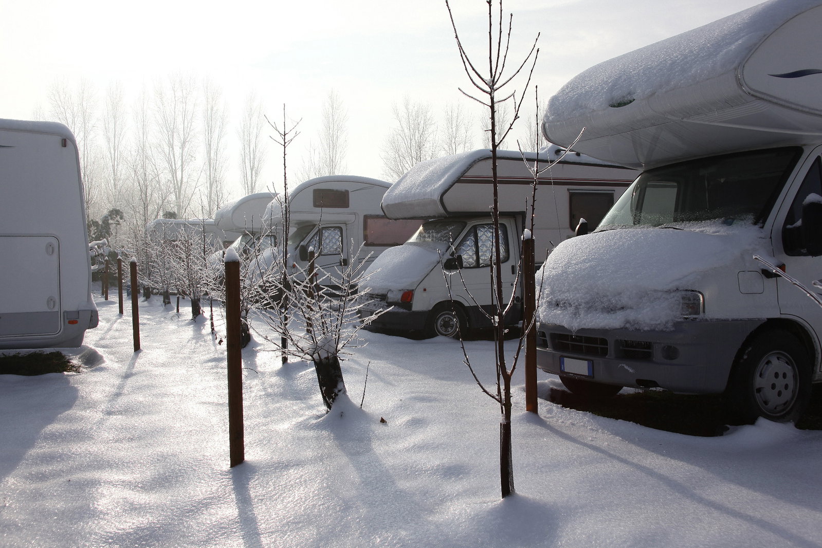 Wohnmobil und Wohnwagen winterfest machen: So bereitest du deinen Camper für die Winterpause vor