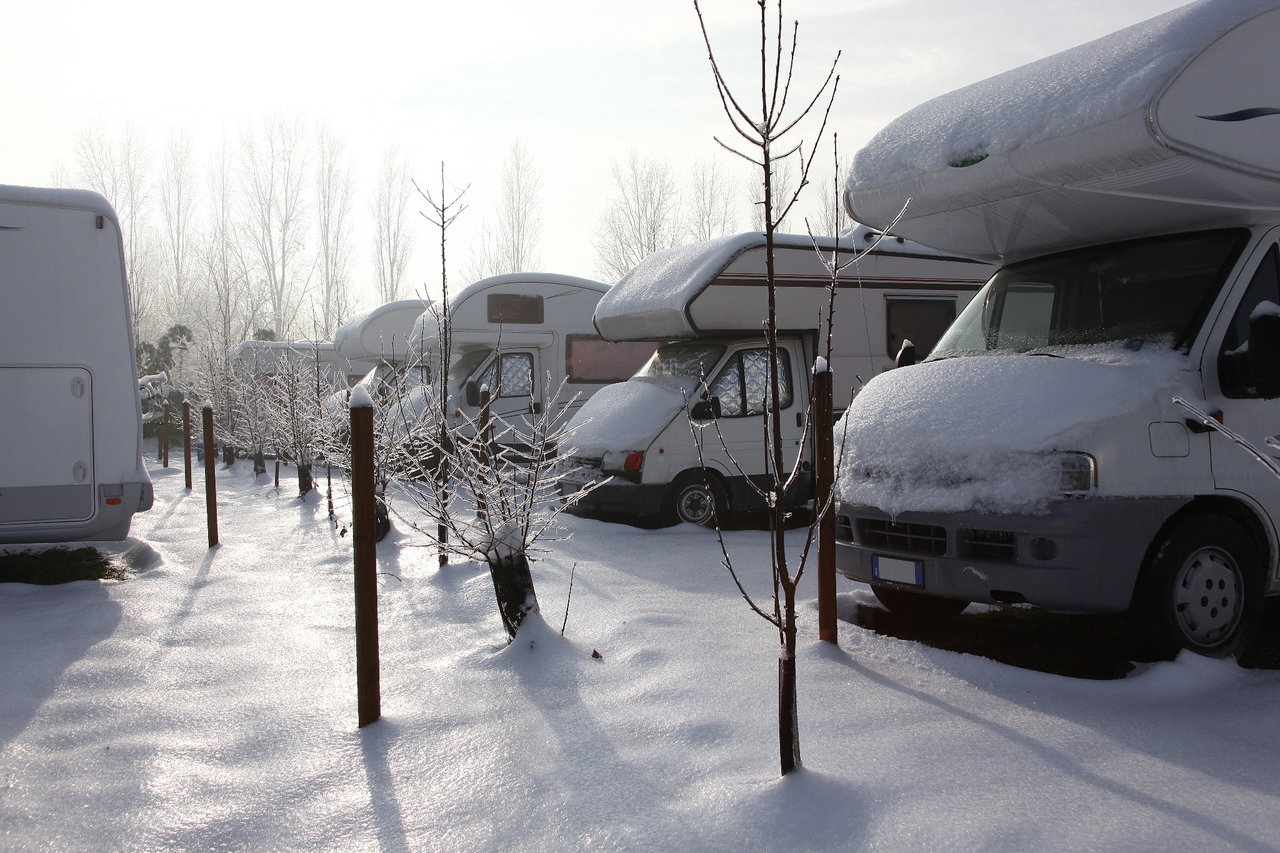 Campingfahrzeug winterfest einwintern Wohnmobil im Schnee