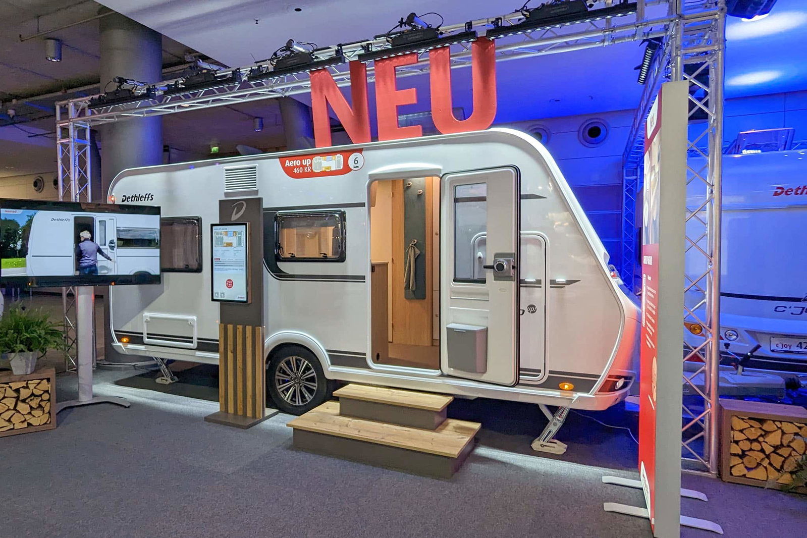 In diesem familienfreundlichen Wohnwagen von Dethleffs ist ein Hubbett versteckt