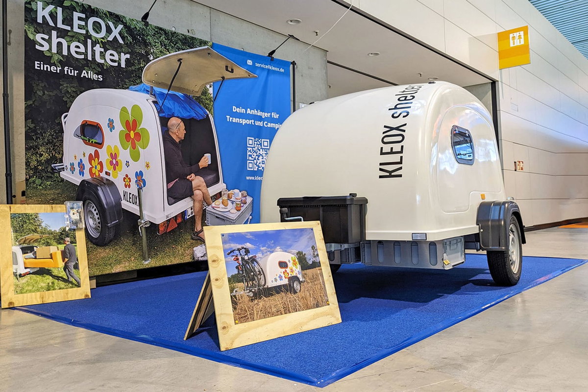 An einem Ausstellungstand auf der CMT Urlaubsmesse in Stuttgart wird der KLEOX shelter präsentiert.