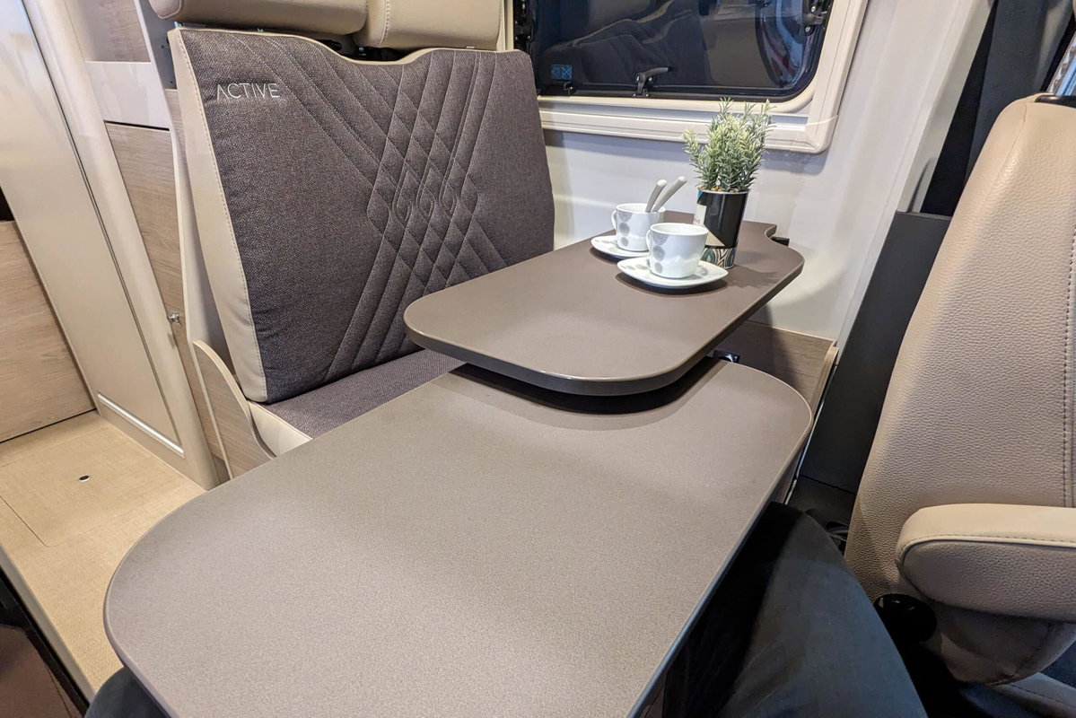 Bürstner Lineo C 590 Tisch
