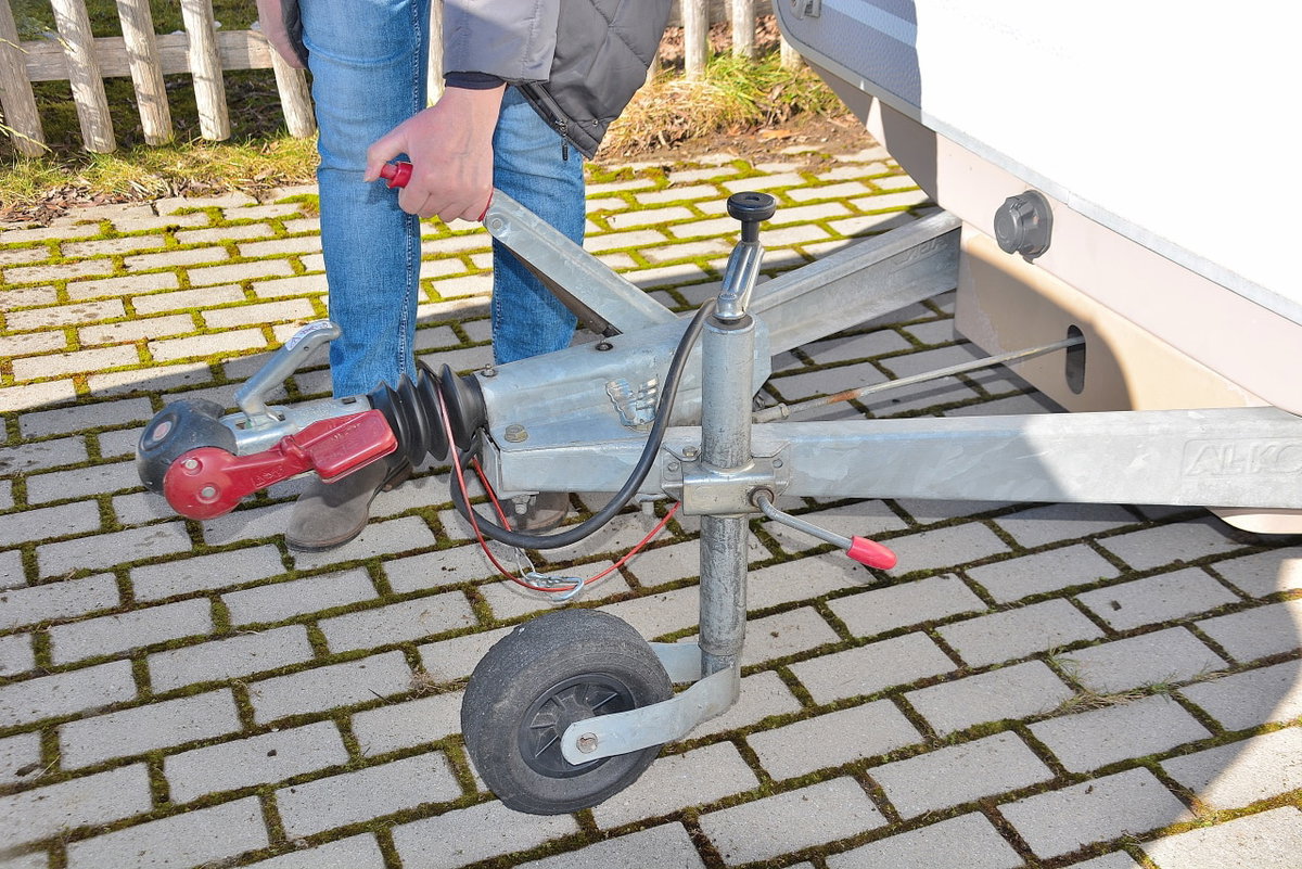 Caravan ankuppeln - zunächst wird die Handbremse angezogen.