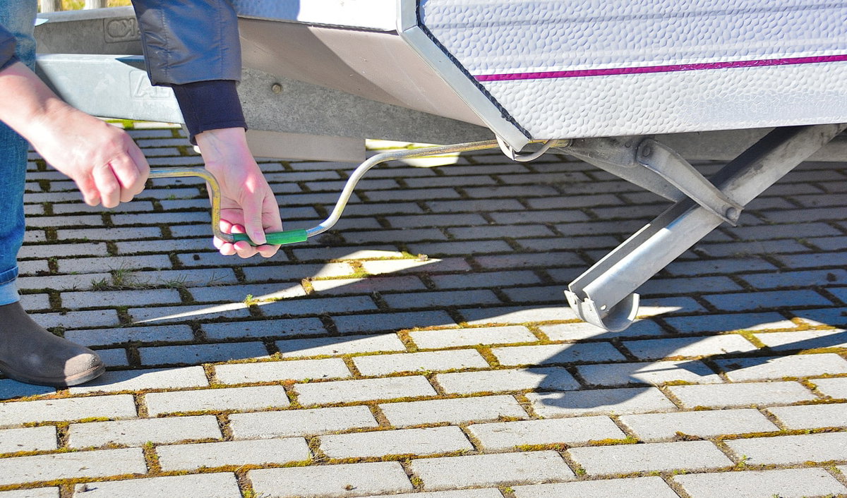 Wohnwagen ankuppeln - Kurbelstützen hochkurbeln