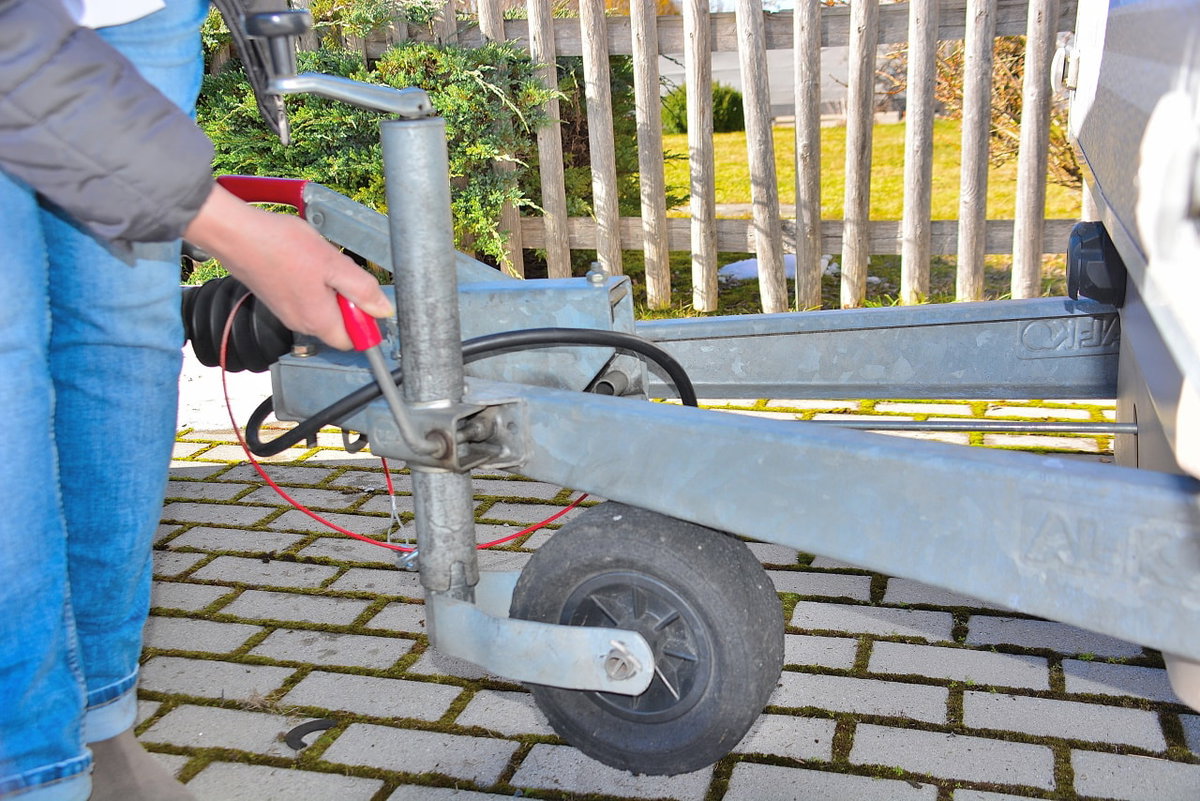 Wohnwagen ankuppeln – Stützrad hochkurbeln