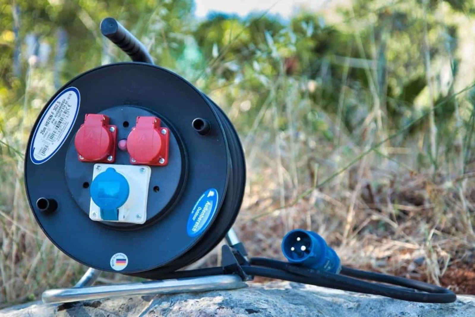 Unverzichtbar auf dem Campingplatz: CEE Kabeltrommel für eine sichere Stromversorgung