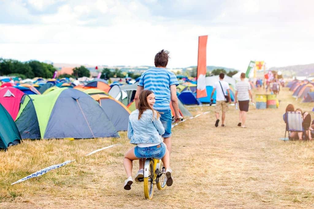 Stylisch und praktisch: Diese Gadgets brauchst du für den Festival-Sommer