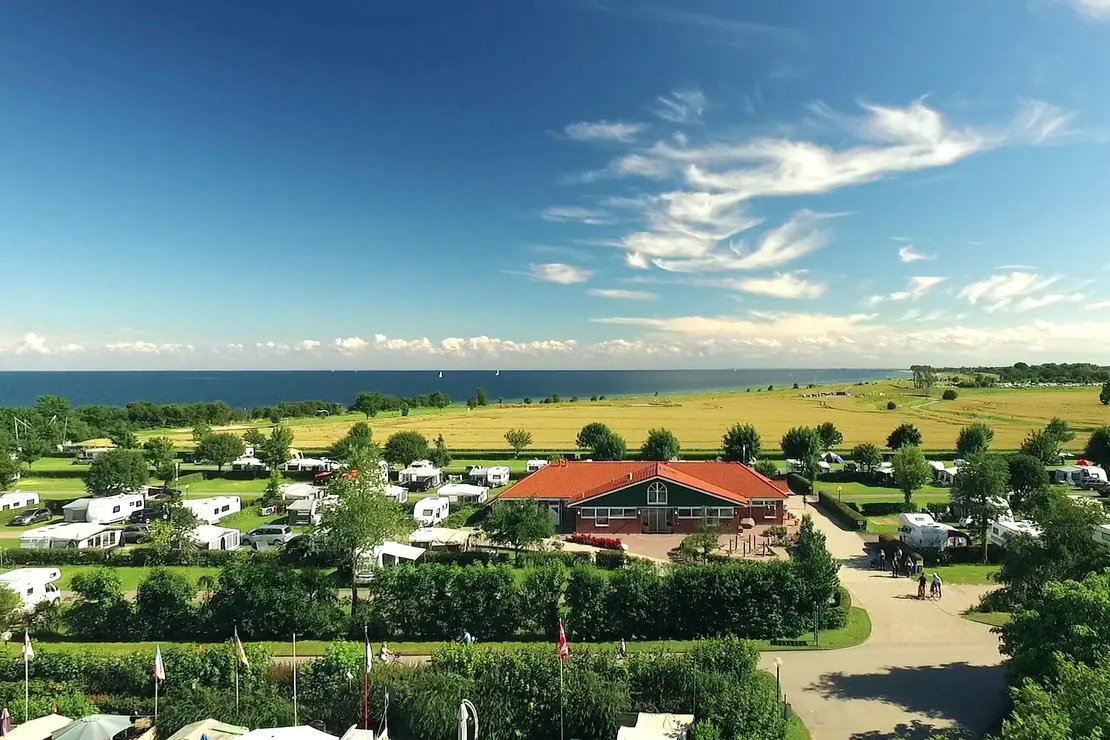 Campingplatz Rosenfelder Strand Ostsee Camping, Aufnahme aus der Luft: Campingplatz am Meer