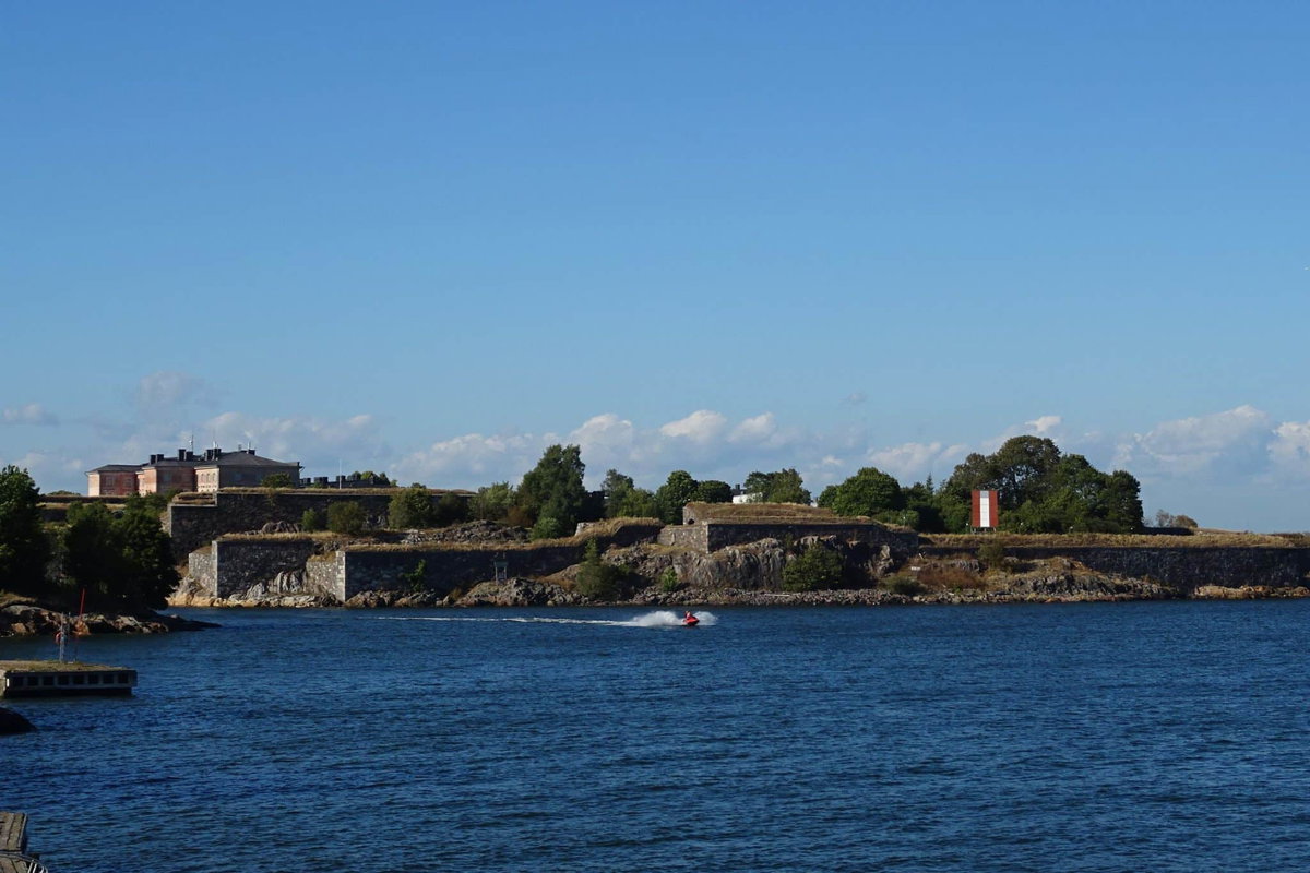 Blick auf einen Teil der Festungsinseln Suomenlinna.